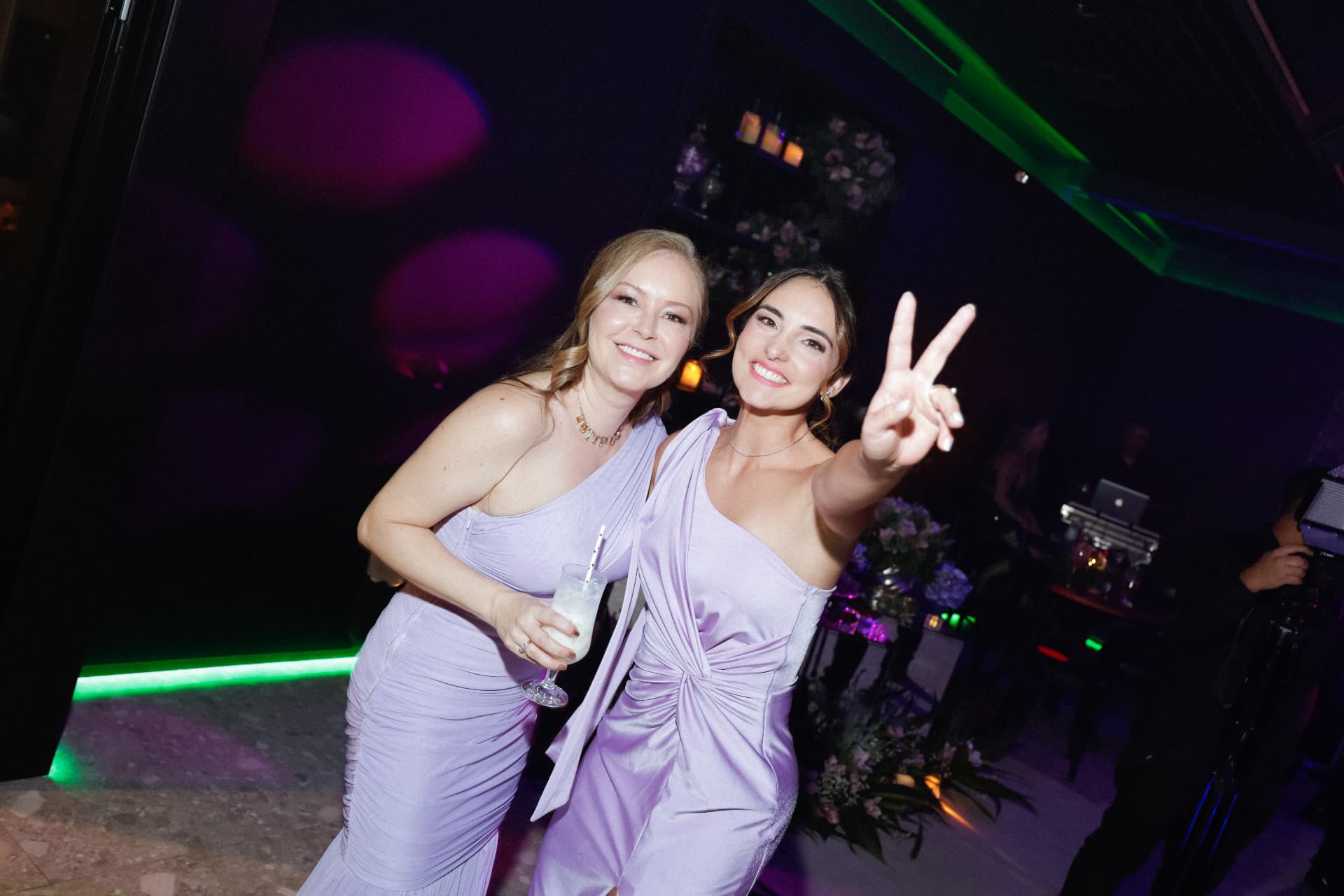 Convidadas sorrindo na pista de dança durante a festa
