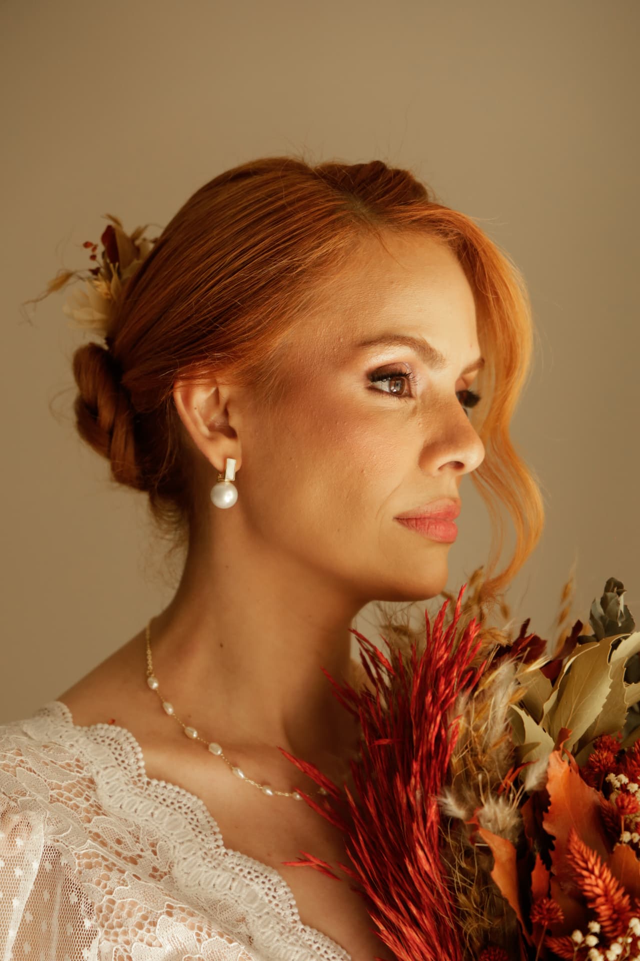 Retrato de noiva de perfil com buquê de flores secas